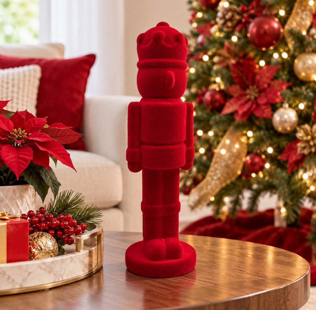 Cascanueces Navideño Rojo con Acabado Aterciopelado – 12"