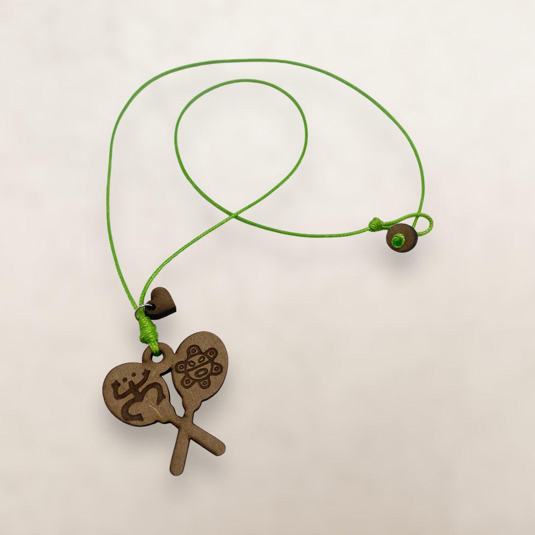 Artesanía en Madera - Collar Maracas con Símbolos Taínos *One Size*