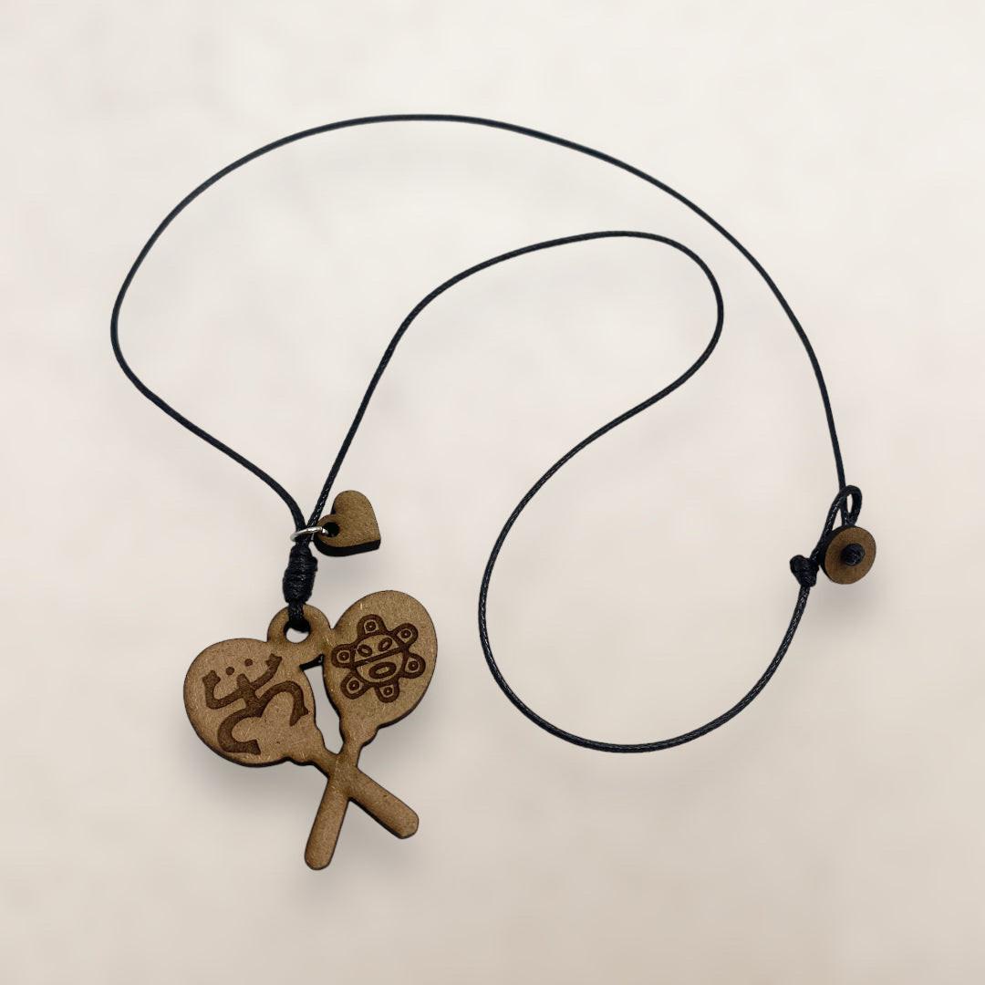 Artesanía en Madera - Collar Maracas con Símbolos Taínos *One Size*