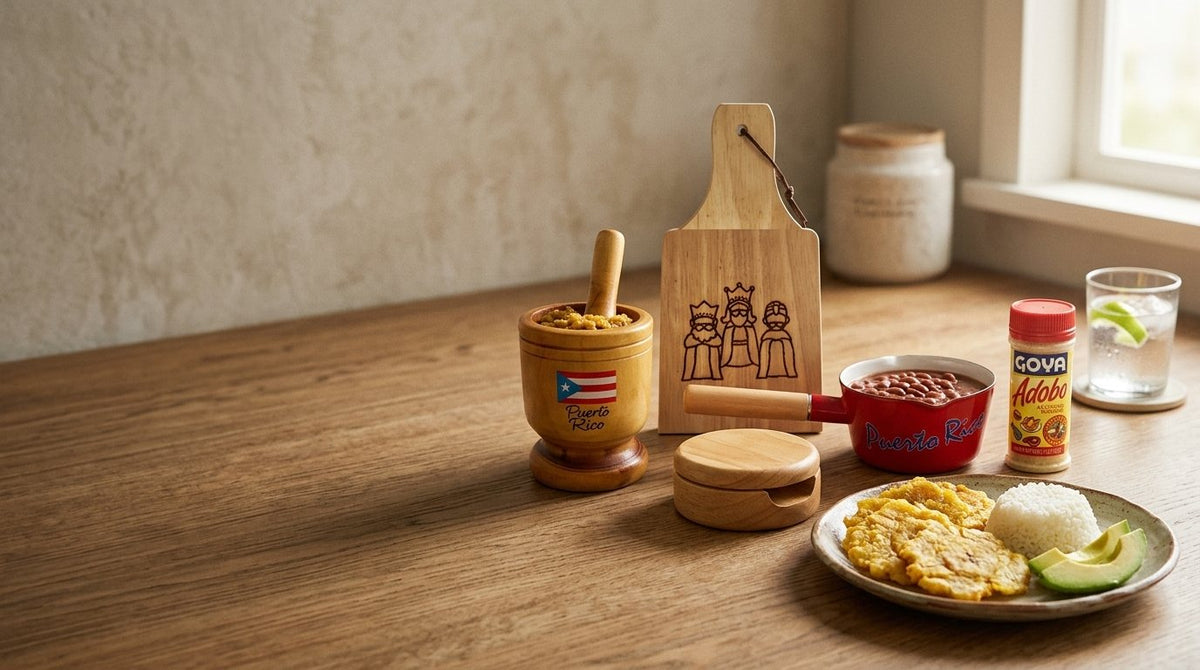 Pilón de madera con bandera, tostonera de madera de los Reyes, caserola roja y adobo Goya junto a un plato de tostones con arroz en una cocina boricua