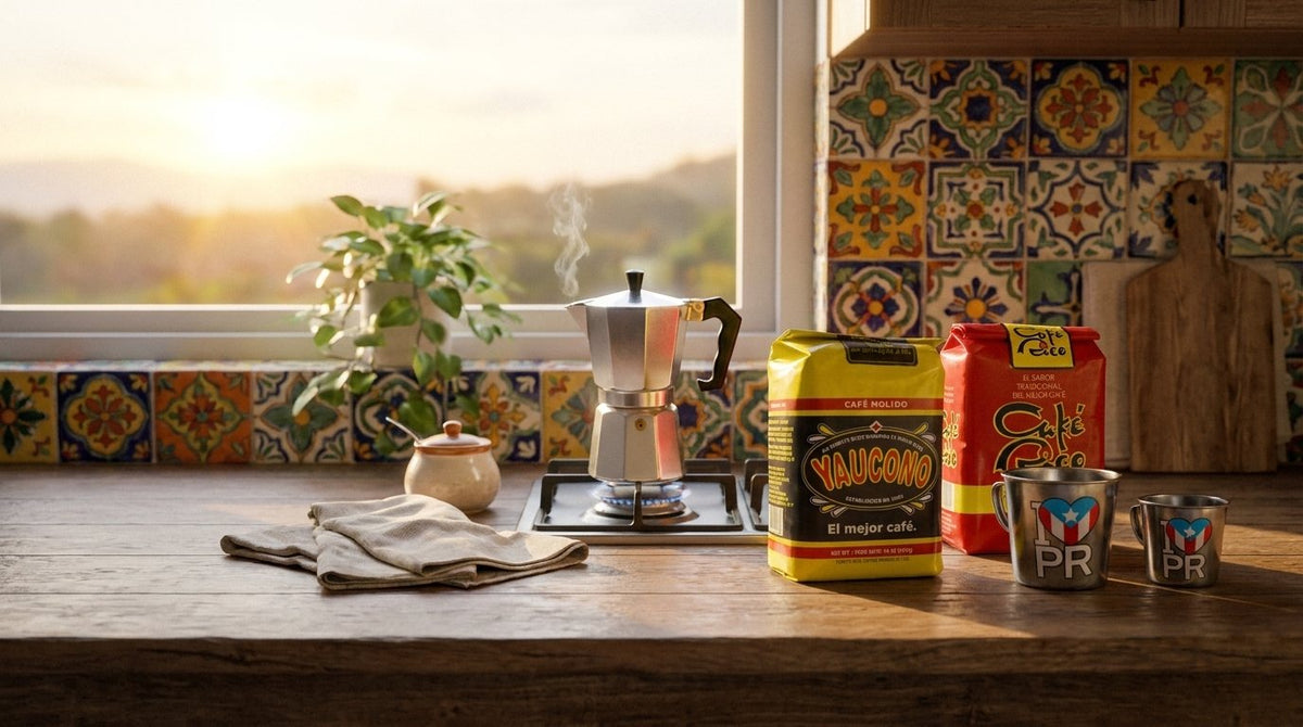 Greca de acero inoxidable, café Yaucono, Café Rico y tazas de metal I love PR en una cocina con azulejos al amanecer