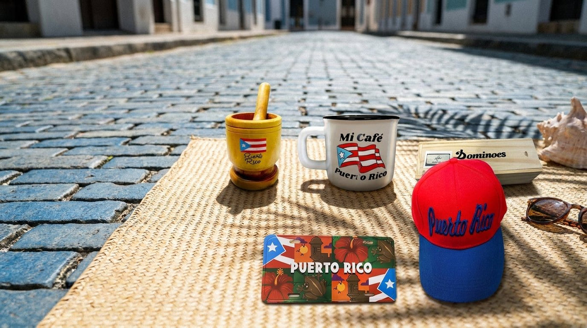 Souvenirs de Puerto Rico: pilón de madera con bandera, taza Mi Café Puerto Rico, dominó, tablilla y gorra sobre una calle de adoquines del Viejo San Juan