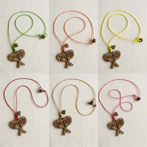 Artesanía en Madera - Collar Maracas con Símbolos Taínos