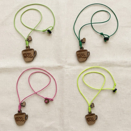 Artesanía en Madera - Collar Taza Bandera