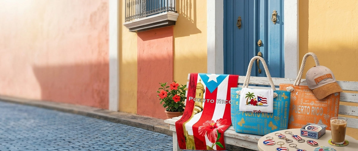 Souvenirs de Puerto Rico: toalla con la bandera, bolsos de playa, gorra, llaveros y posavasos en una calle del Viejo San Juan