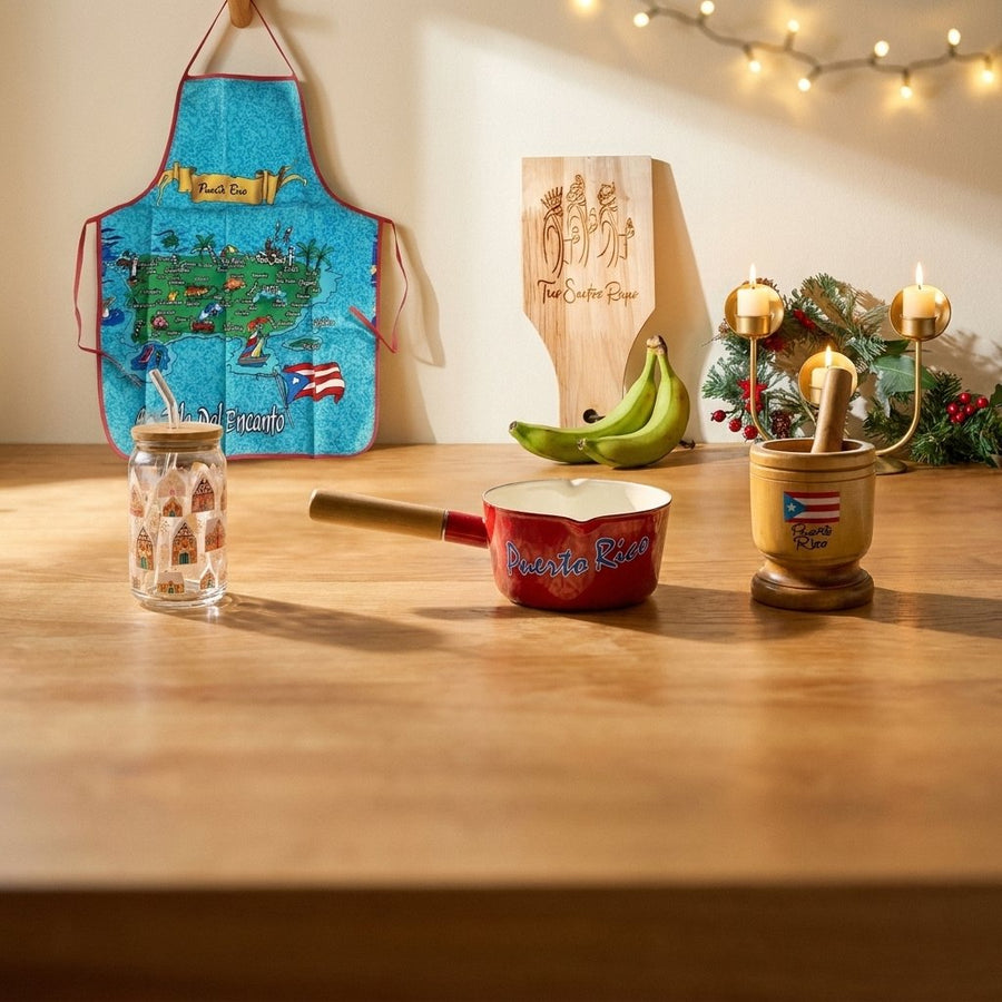 Cocina y mesa boricua: delantal con mapa de Puerto Rico, tostonera, caserola y pilón