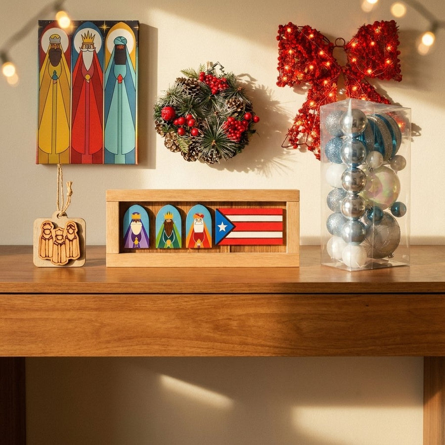 Navidad y Reyes: cuadro de los Tres Reyes, corona, lazo rojo y esferas navideñas