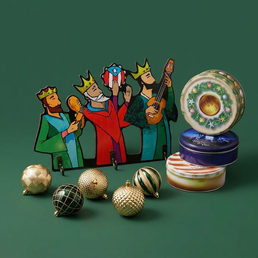 Colgador de llaves de los Tres Reyes Magos, latas de galletas de Navidad y esferas doradas sobre fondo verde