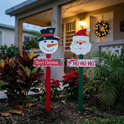 Estacas navideñas de madera de Santa Claus y muñeco de nieve en el jardín