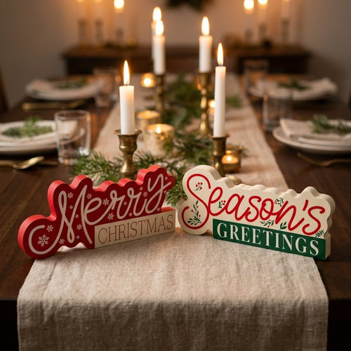 Letreros navideños de madera Merry Christmas y Season's Greetings en la mesa