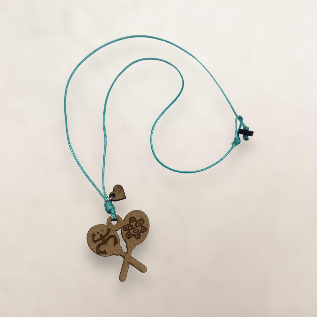Artesanía en Madera - Collar Maracas con Símbolos Taínos *One Size*