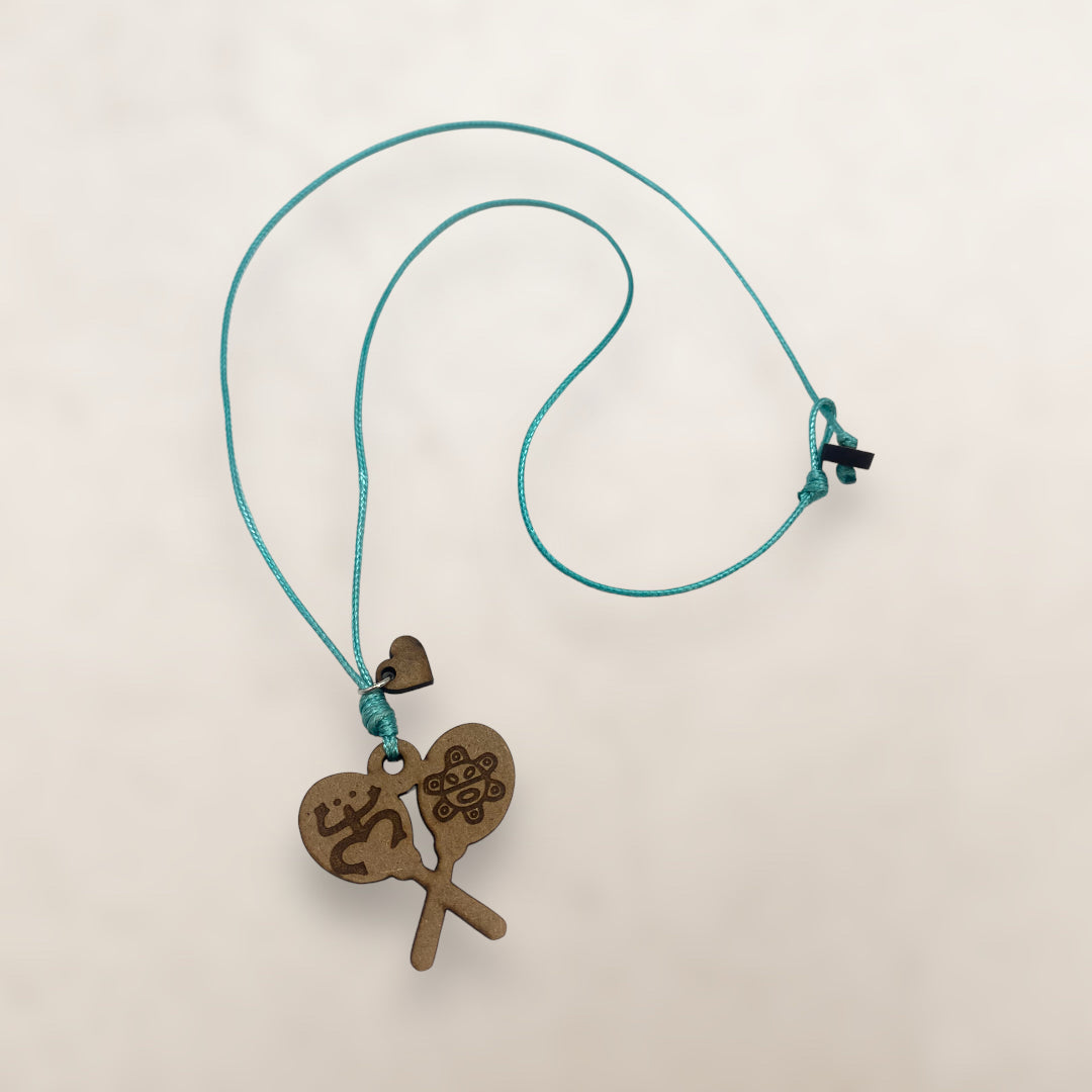 Artesanía en Madera - Collar Maracas con Símbolos Taínos *One Size*