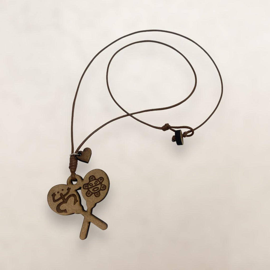 Artesanía en Madera - Collar Maracas con Símbolos Taínos *One Size*
