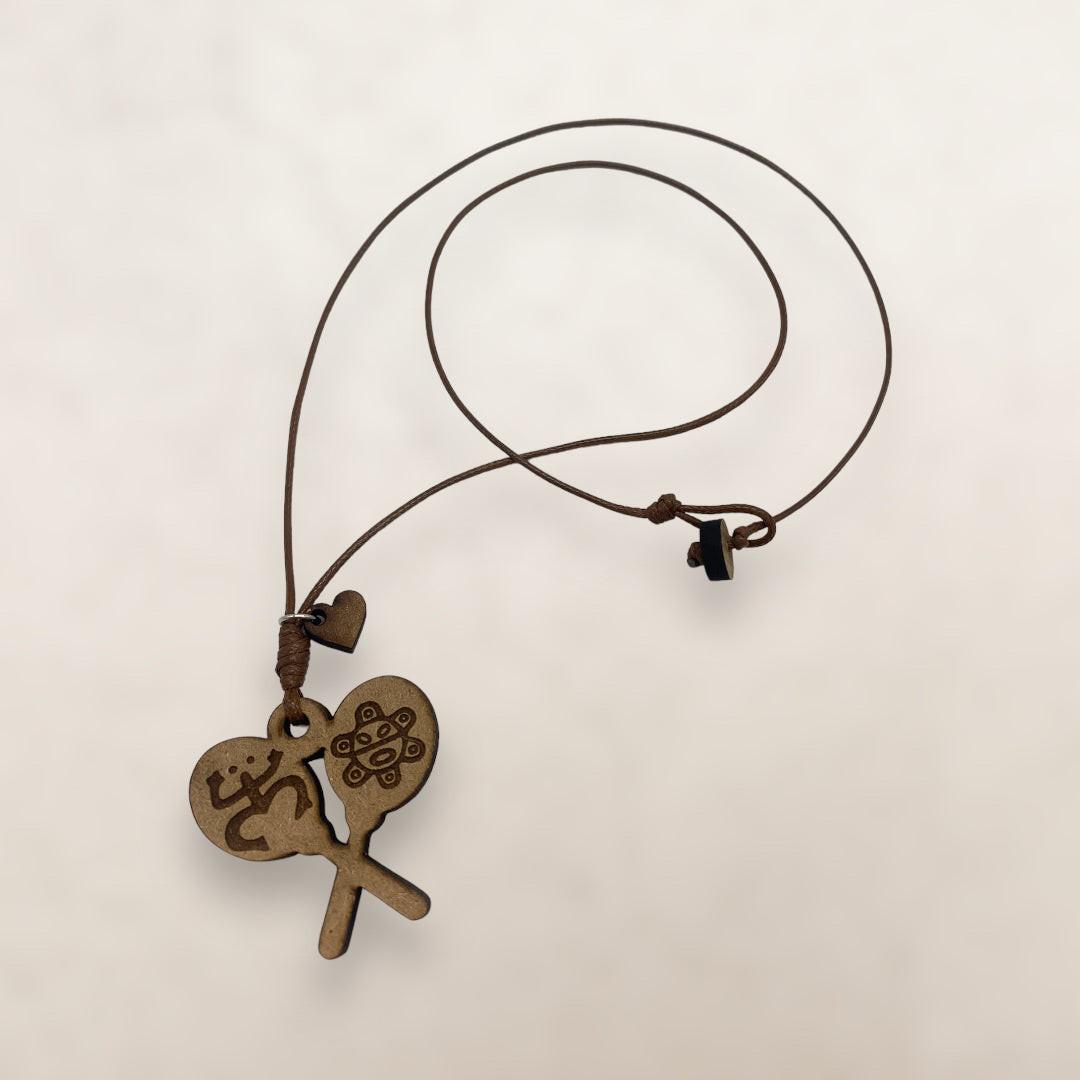Artesanía en Madera - Collar Maracas con Símbolos Taínos *One Size*