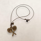Artesanía en Madera - Collar Maracas con Símbolos Taínos *One Size*