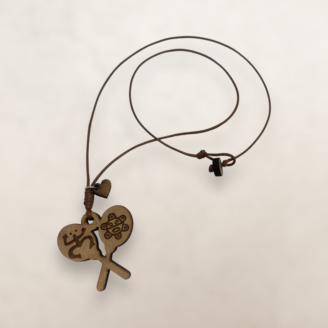 Artesanía en Madera - Collar Maracas con Símbolos Taínos *One Size*
