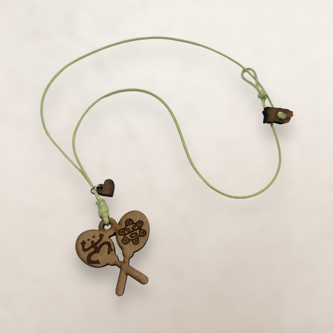 Artesanía en Madera - Collar Maracas con Símbolos Taínos *One Size*