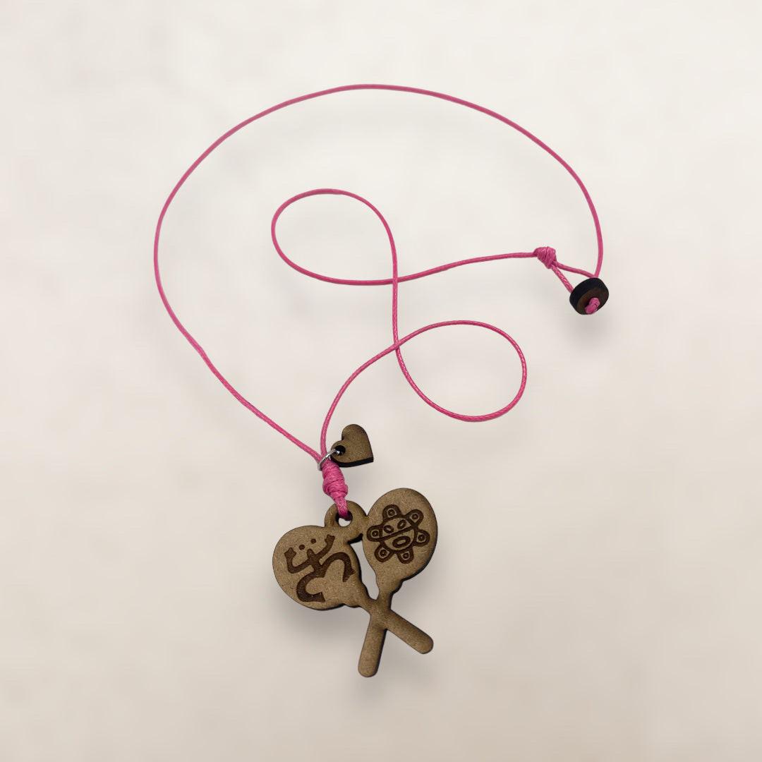 Artesanía en Madera - Collar Maracas con Símbolos Taínos *One Size*