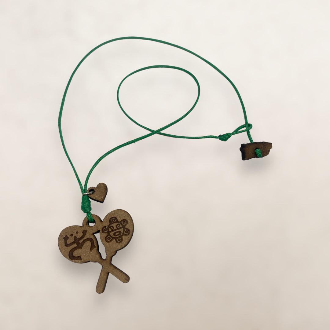 Artesanía en Madera - Collar Maracas con Símbolos Taínos *One Size*