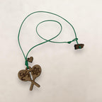Artesanía en Madera - Collar Maracas con Símbolos Taínos *One Size*