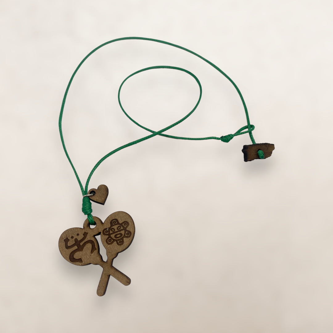 Artesanía en Madera - Collar Maracas con Símbolos Taínos *One Size*