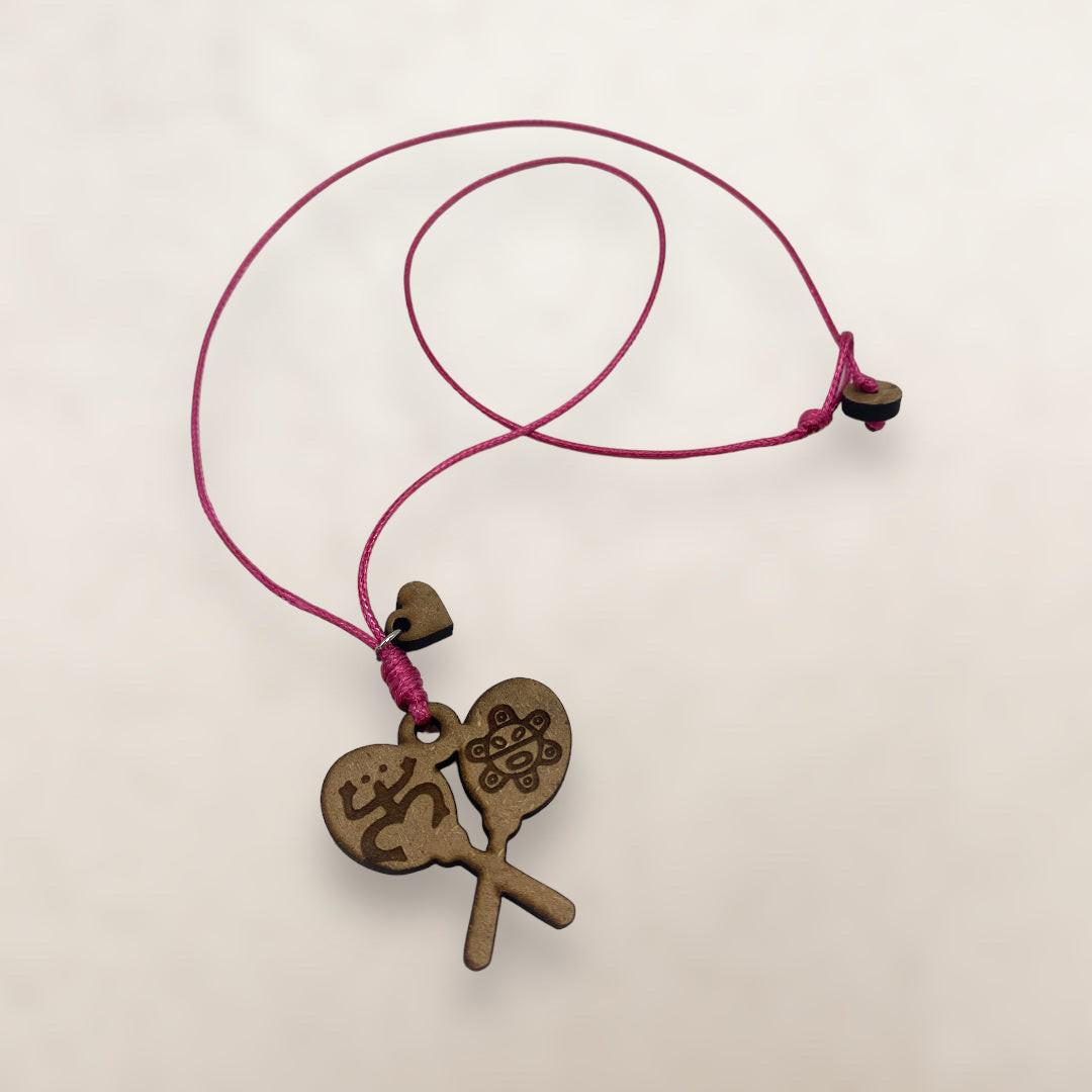 Artesanía en Madera - Collar Maracas con Símbolos Taínos *One Size*