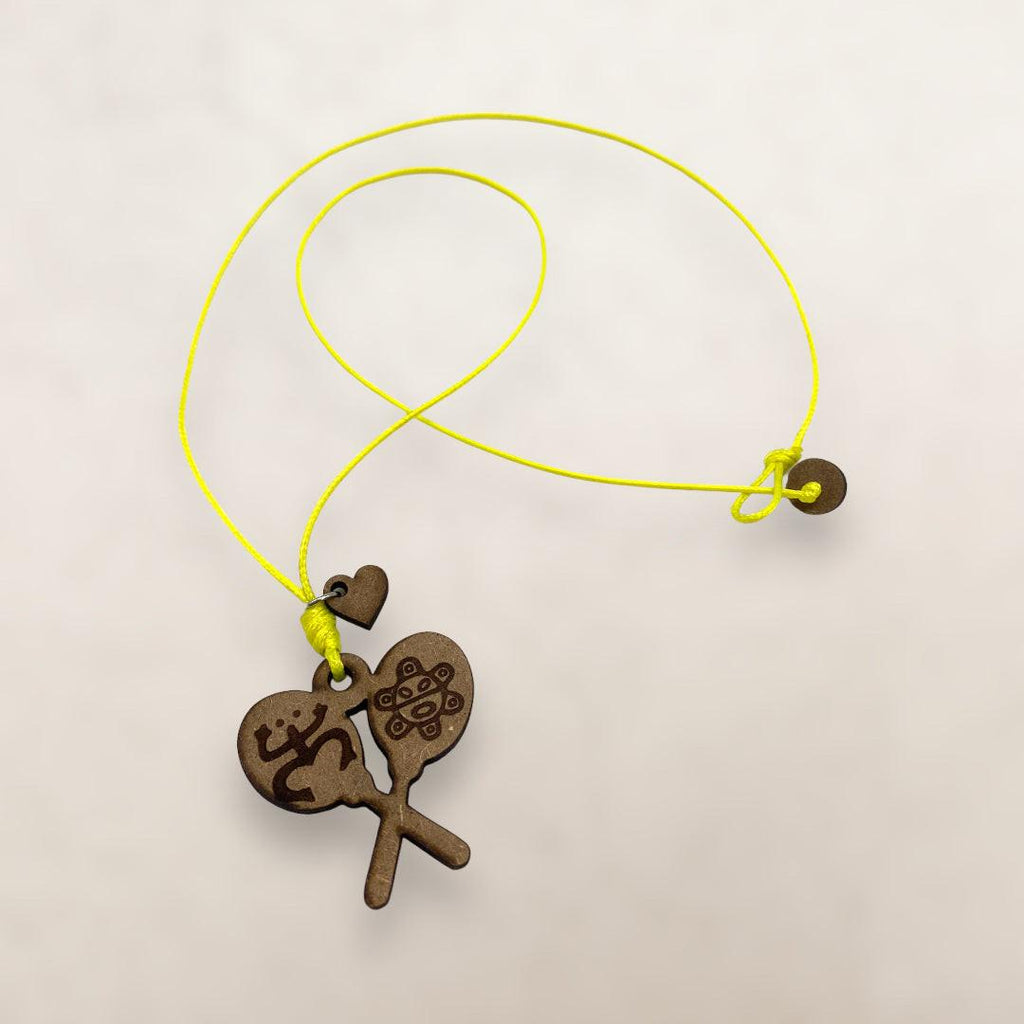 Artesanía en Madera - Collar Maracas con Símbolos Taínos *One Size*