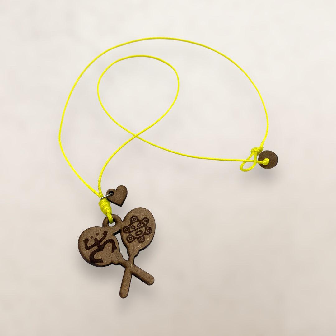 Artesanía en Madera - Collar Maracas con Símbolos Taínos *One Size*