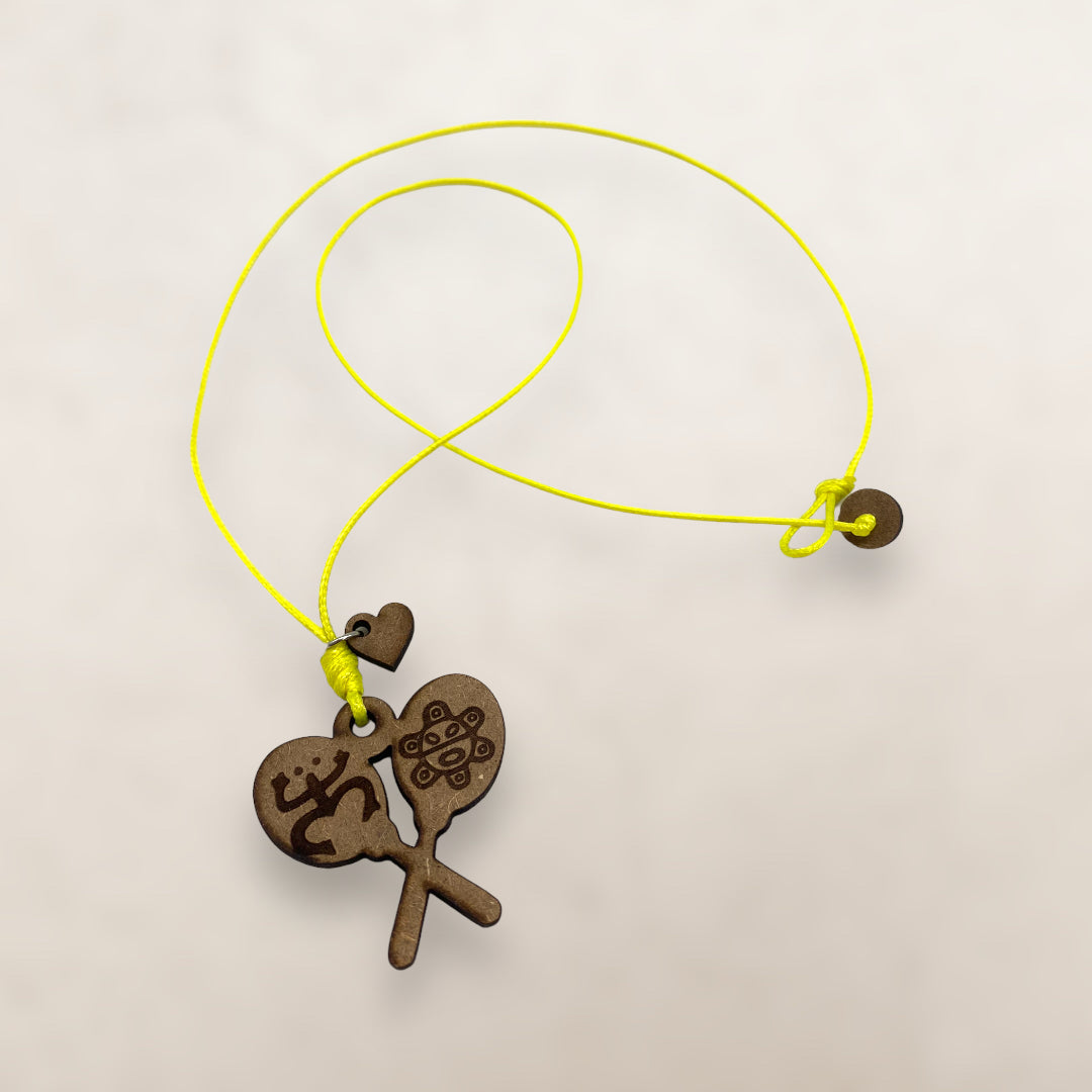 Artesanía en Madera - Collar Maracas con Símbolos Taínos *One Size*