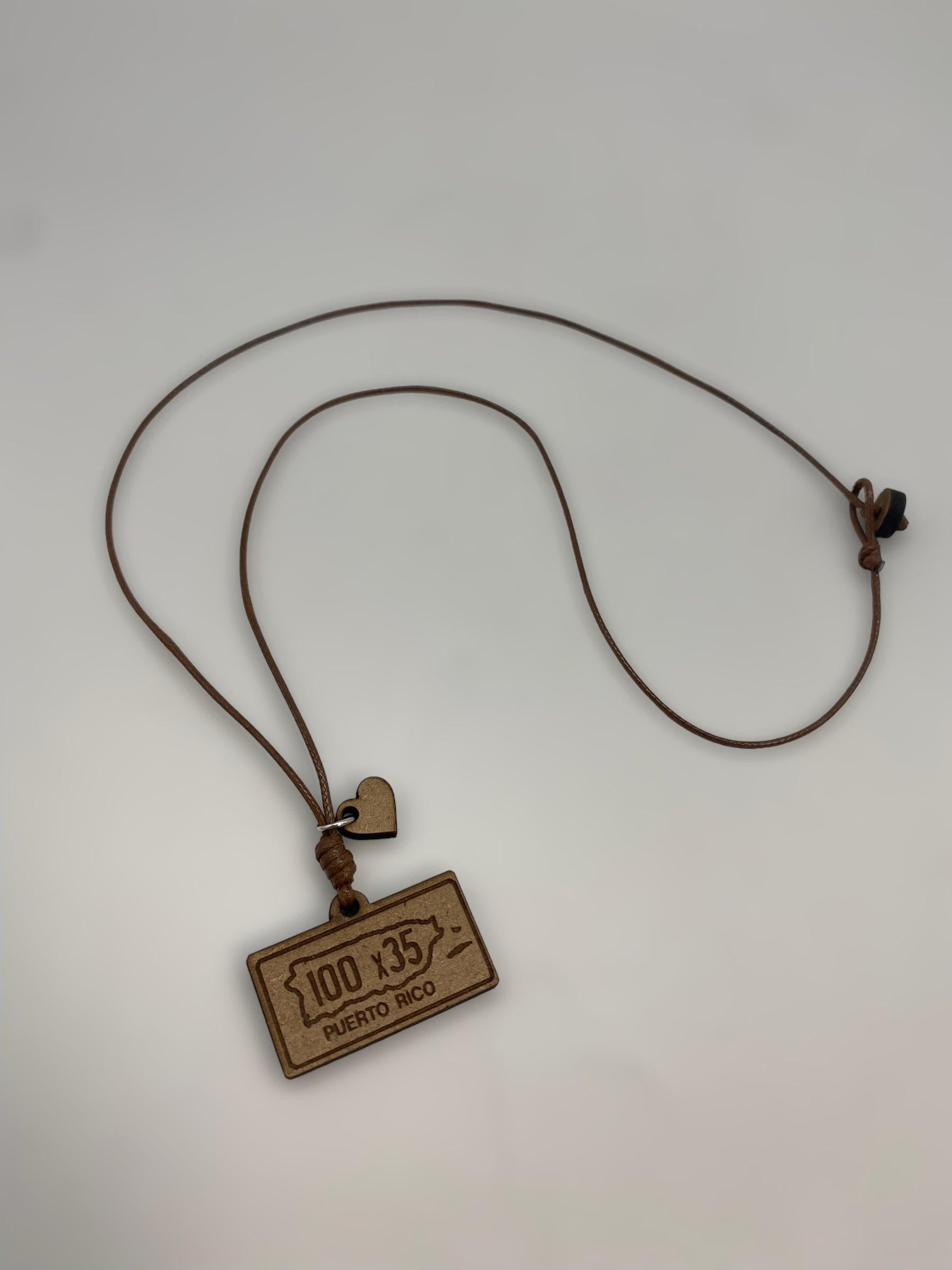 Artesanía en Madera - Collar Tablilla ''Puerto Rico 100 x 35'' *One Size*