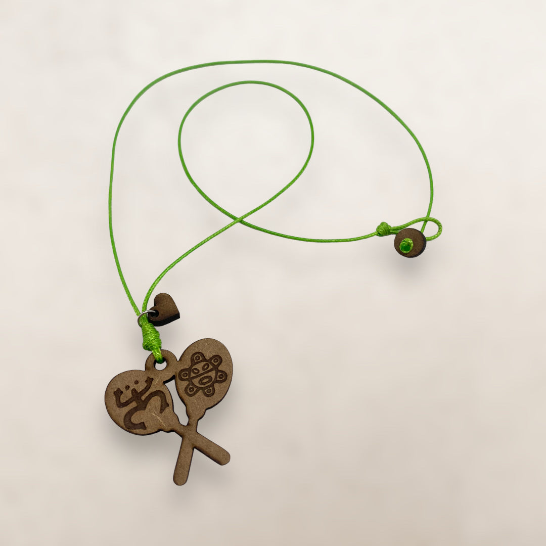 Artesanía en Madera - Collar Maracas con Símbolos Taínos *One Size*