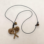 Artesanía en Madera - Collar Maracas con Símbolos Taínos *One Size*