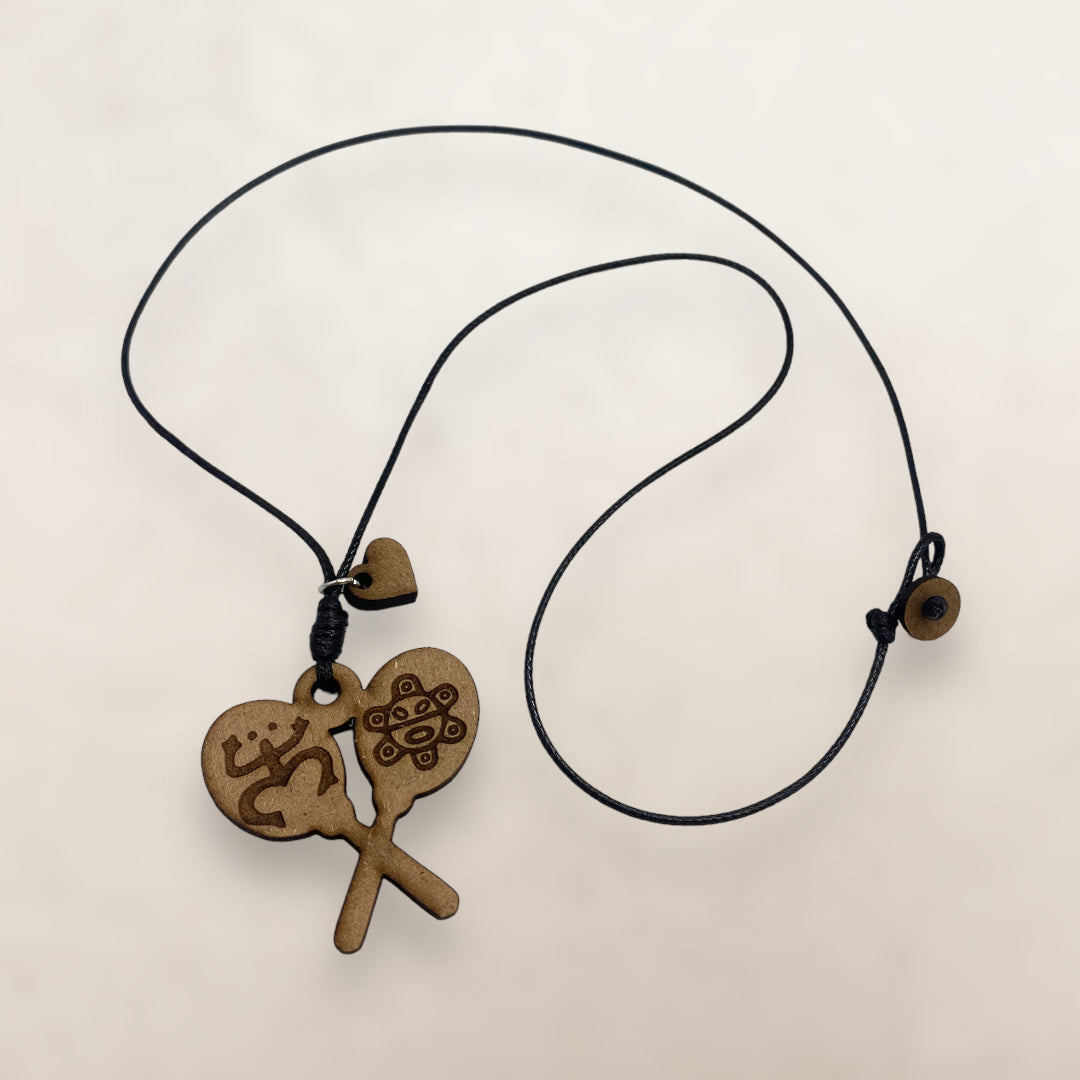 Artesanía en Madera - Collar Maracas con Símbolos Taínos *One Size*